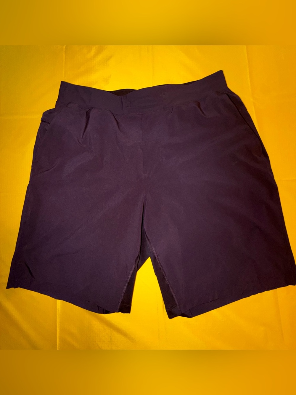 Lululemon The short 9” Burgundy ( Size L) Excellent condition. (Lined)